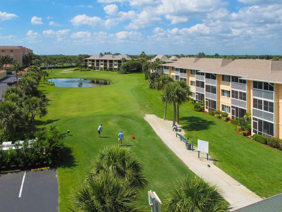  3-par, 9 holes manicured golf course inside the resort
