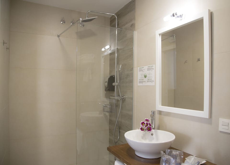Shower, rainfall showerhead, free toiletries, hair dryer