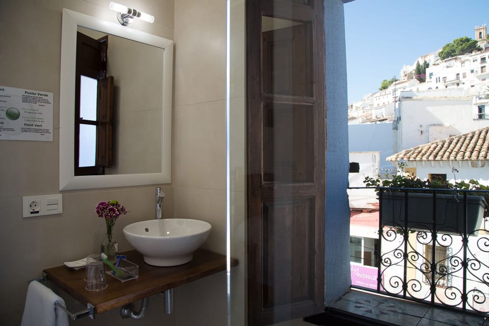Shower, rainfall showerhead, free toiletries, hair dryer