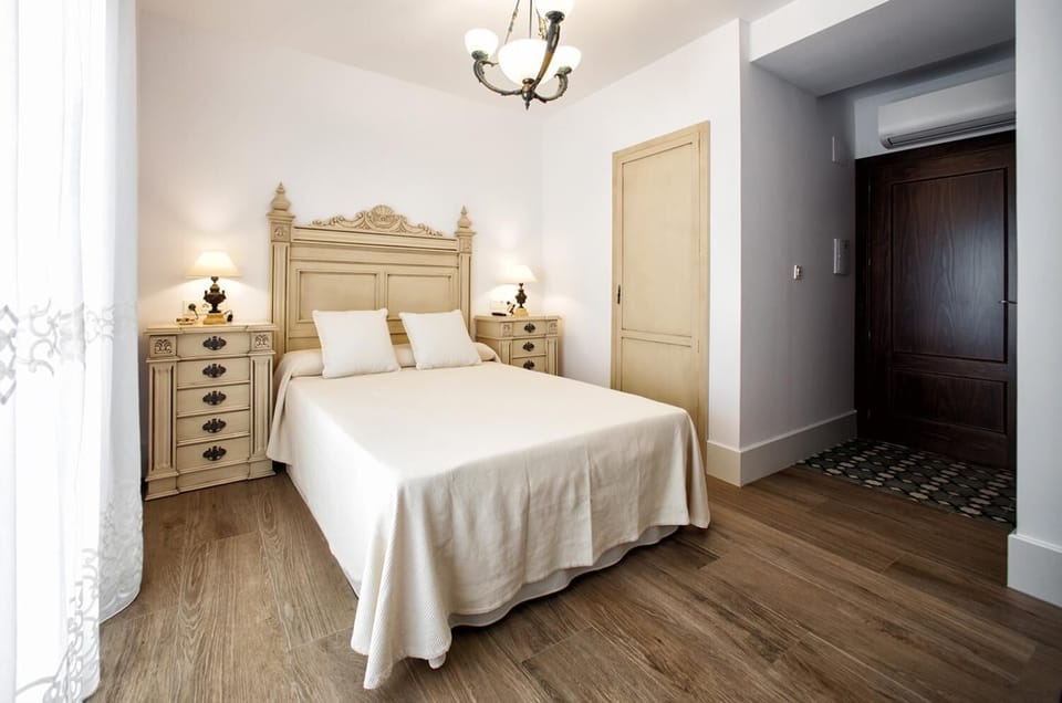 Minibar, desk, soundproofing, WiFi (free)