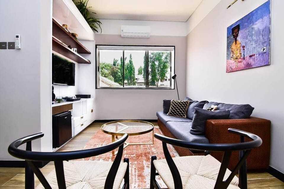 Signature Suite | Living area | 40-inch flat-screen TV with satellite channels, TV, Netflix