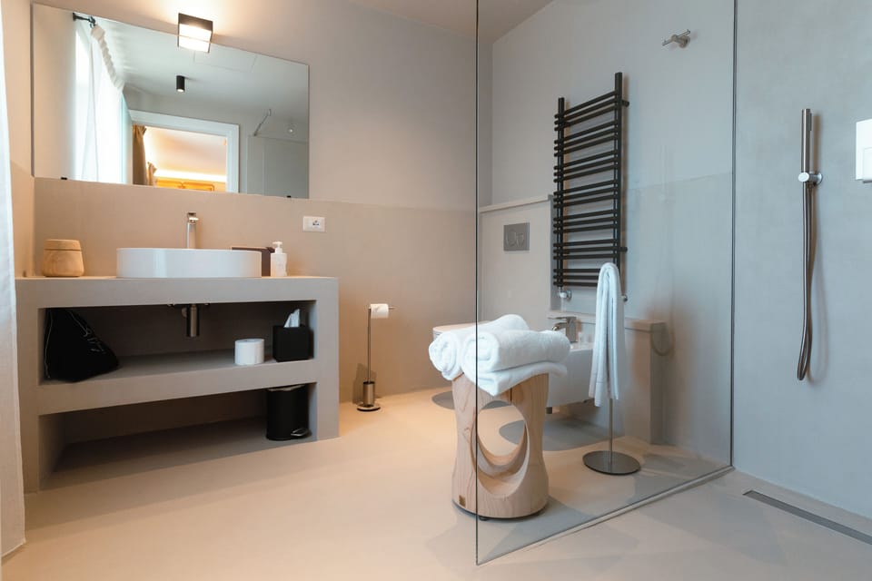 Shower, hair dryer, slippers, bidet