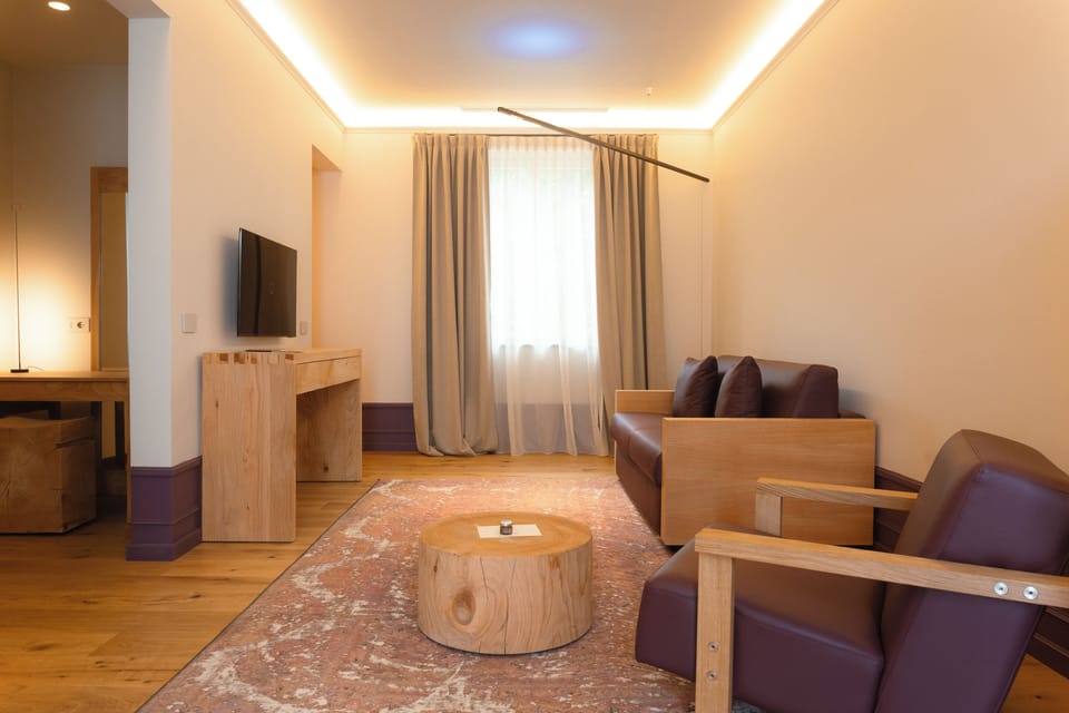 Suite - Casa Mana | Living area | 43-inch Smart TV with satellite channels