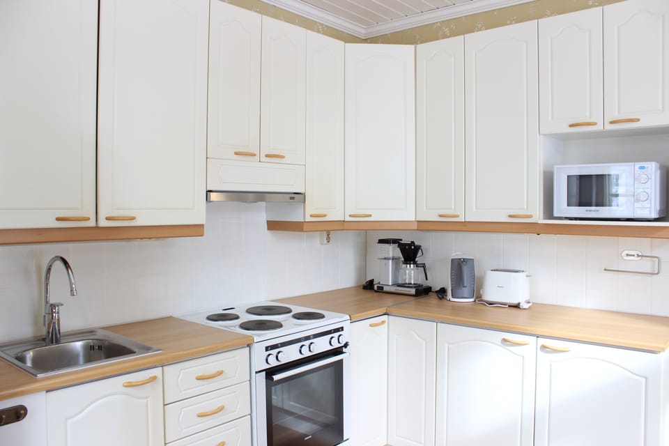 Villa, Larger Suite, Partial Lake View | Private kitchen