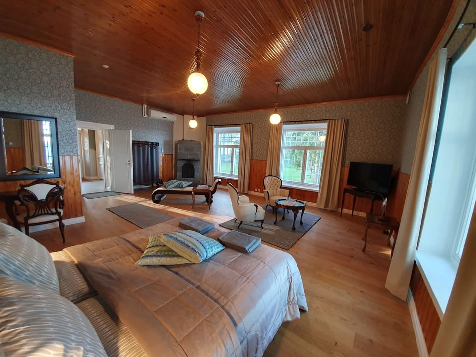 Main Building, Suite 1, Lake View | Individually decorated, free WiFi, bed sheets