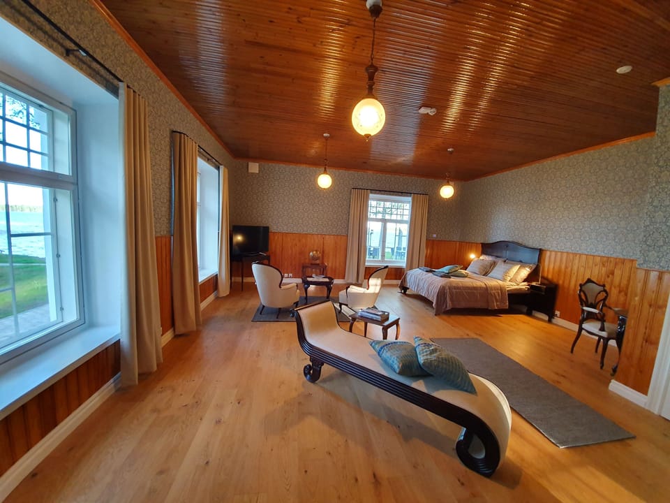 Main Building, Suite 1, Lake View | Individually decorated, free WiFi, bed sheets