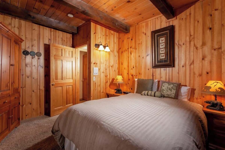 4th bedroom with nice comfy Queen Bed.