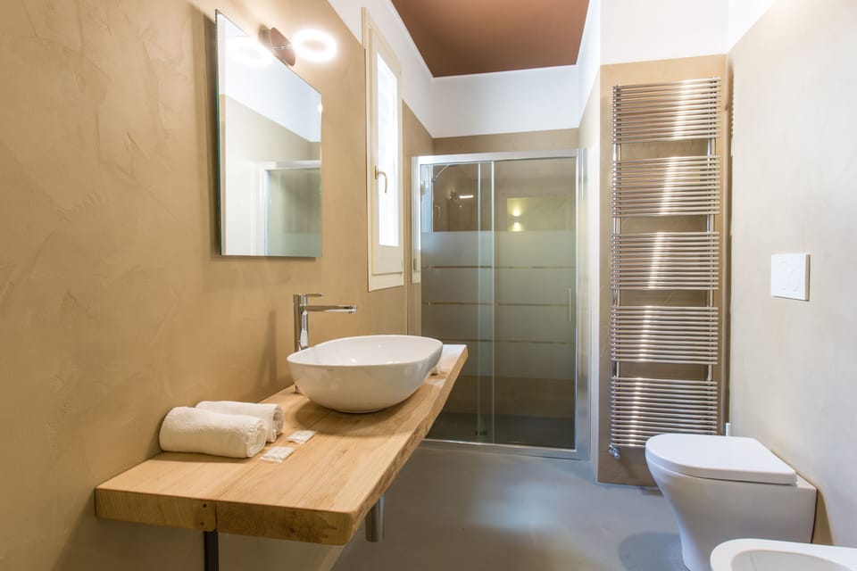 Room Delux with Balcony | Bathroom | Hair dryer, bidet, towels, soap