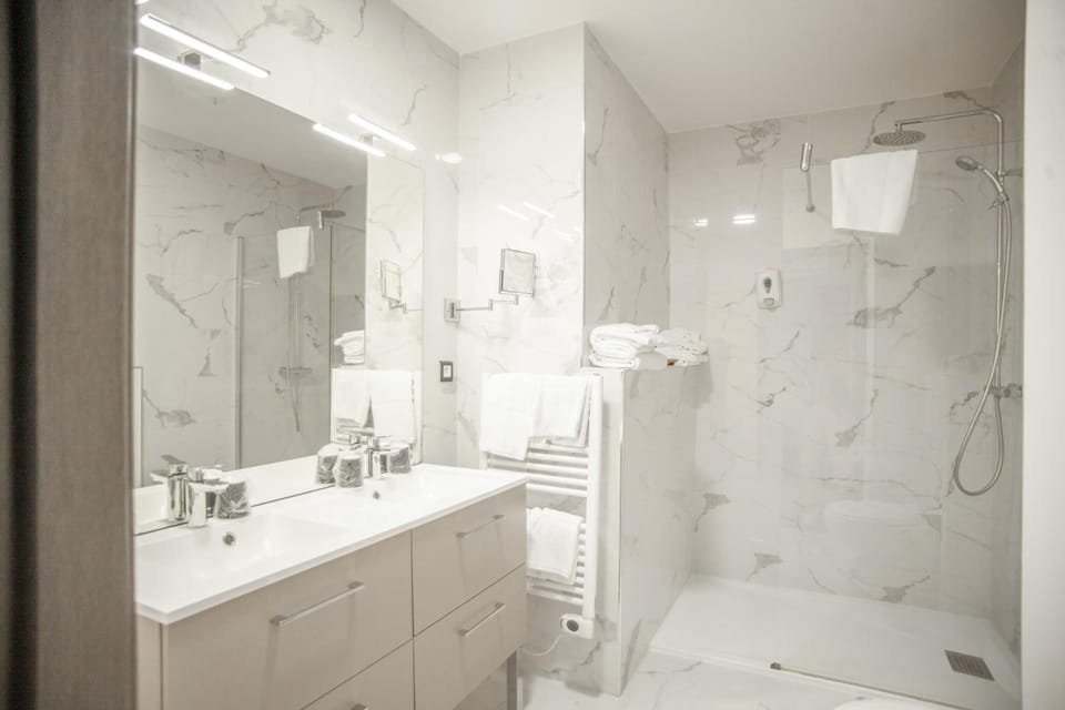 Shower, free toiletries, hair dryer, towels