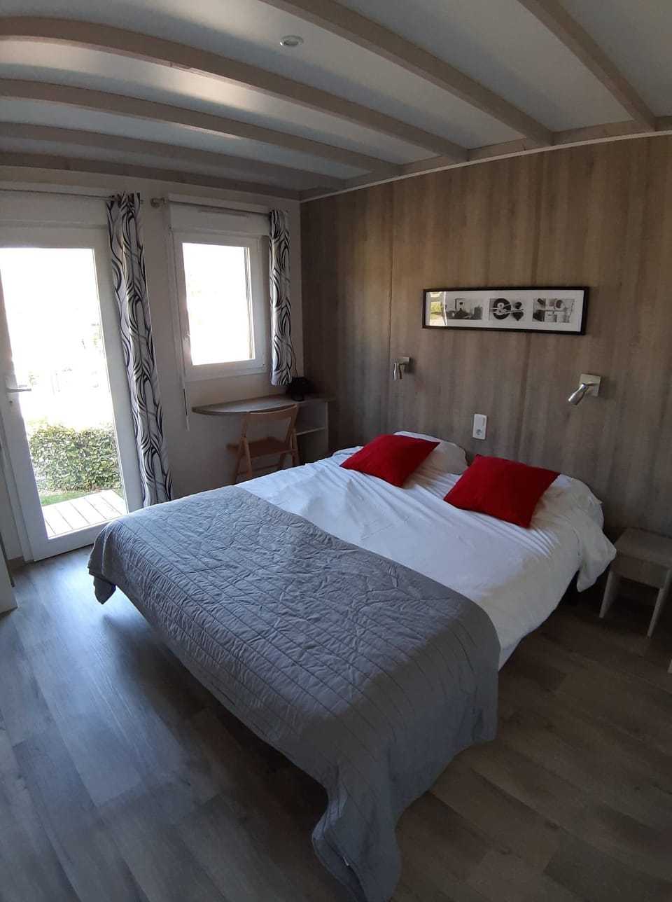 Twin Room | Blackout drapes, free cribs/infant beds, free WiFi, bed sheets