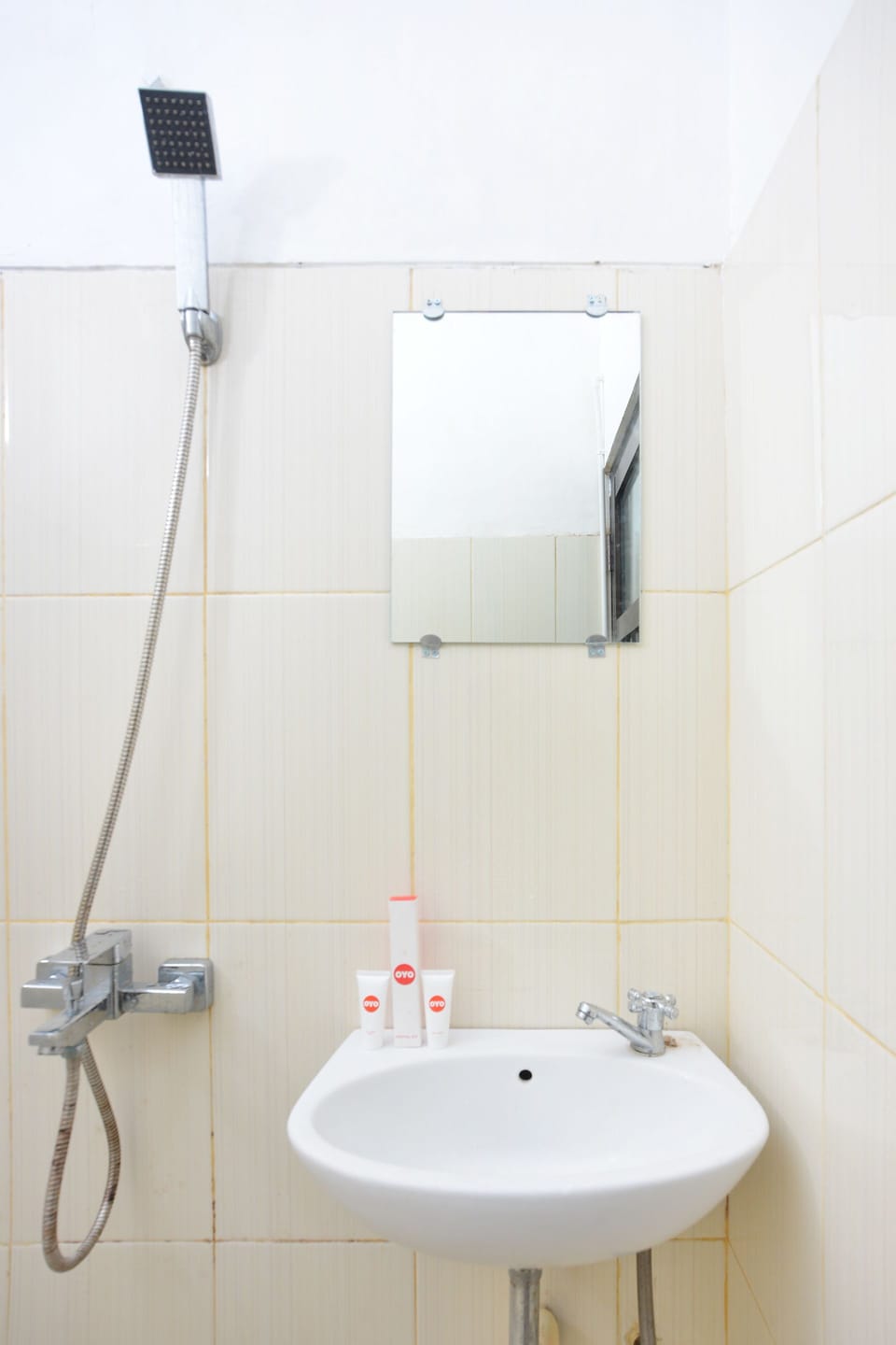 Standard Single Room, 1 Twin Bed | Bathroom | Shower, rainfall showerhead, towels