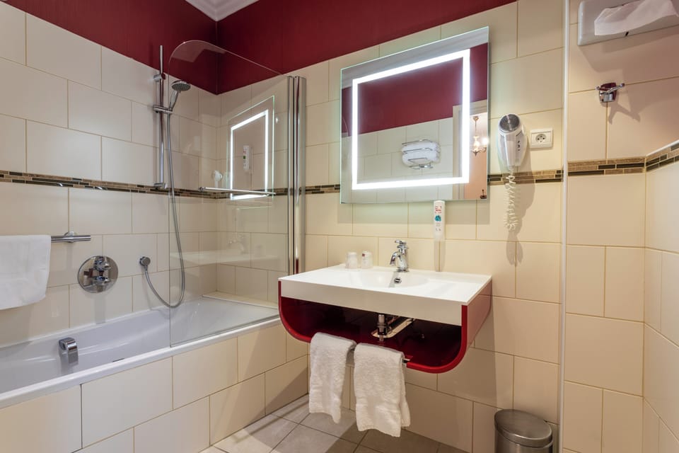 Standard Twin Room | Bathroom | Hair dryer, towels, soap, shampoo