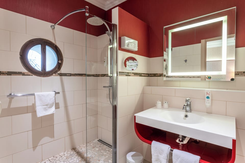 Standard Double Room | Bathroom | Hair dryer, towels, soap, shampoo