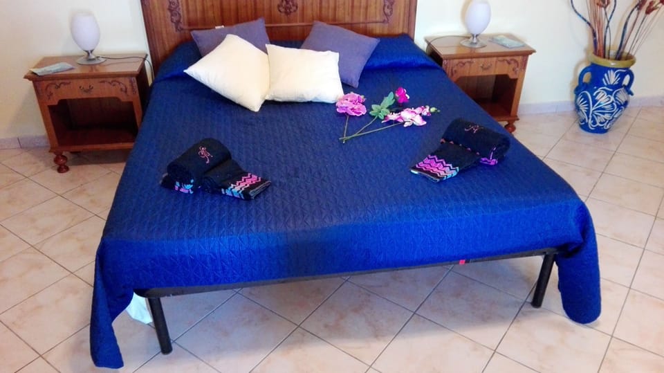 Double Room, Sea View | 1 bedroom, individually decorated, individually furnished, desk