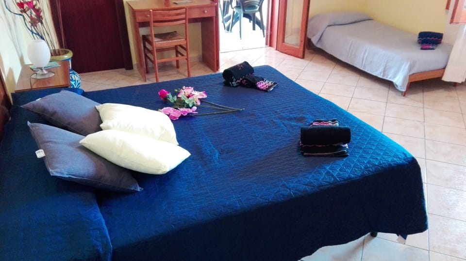 Double Room, Sea View | 1 bedroom, individually decorated, individually furnished, desk