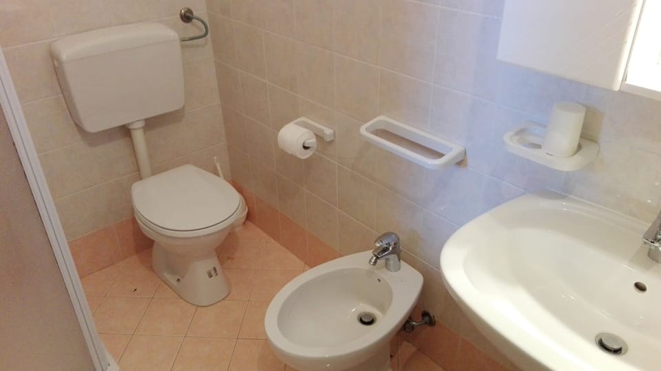 Double Room, Sea View | Bathroom | Deep soaking tub, free toiletries, hair dryer, bidet