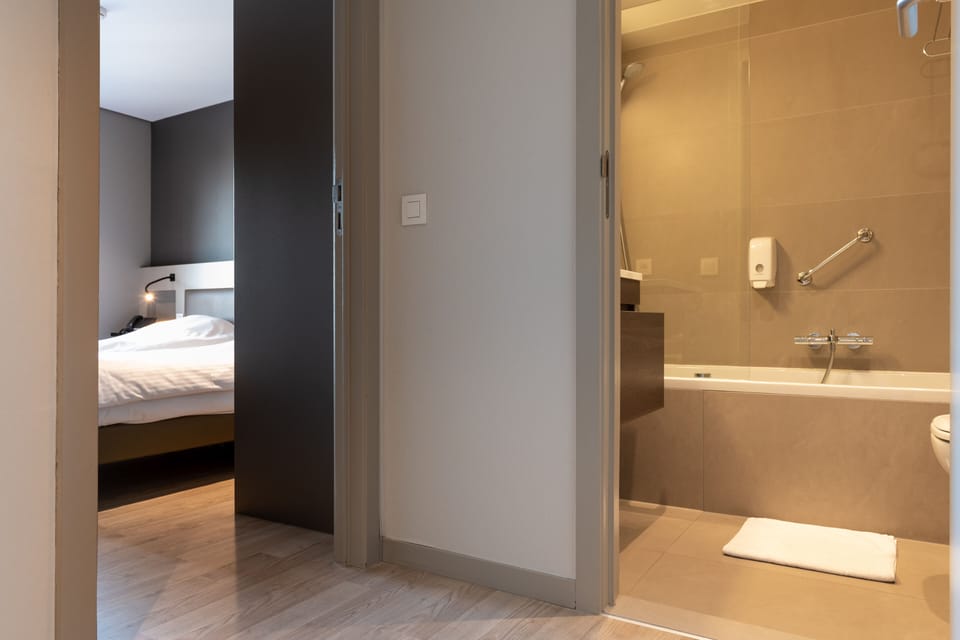 Premium bedding, in-room safe, individually decorated, laptop workspace