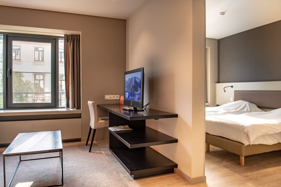 Premium bedding, in-room safe, individually decorated, laptop workspace