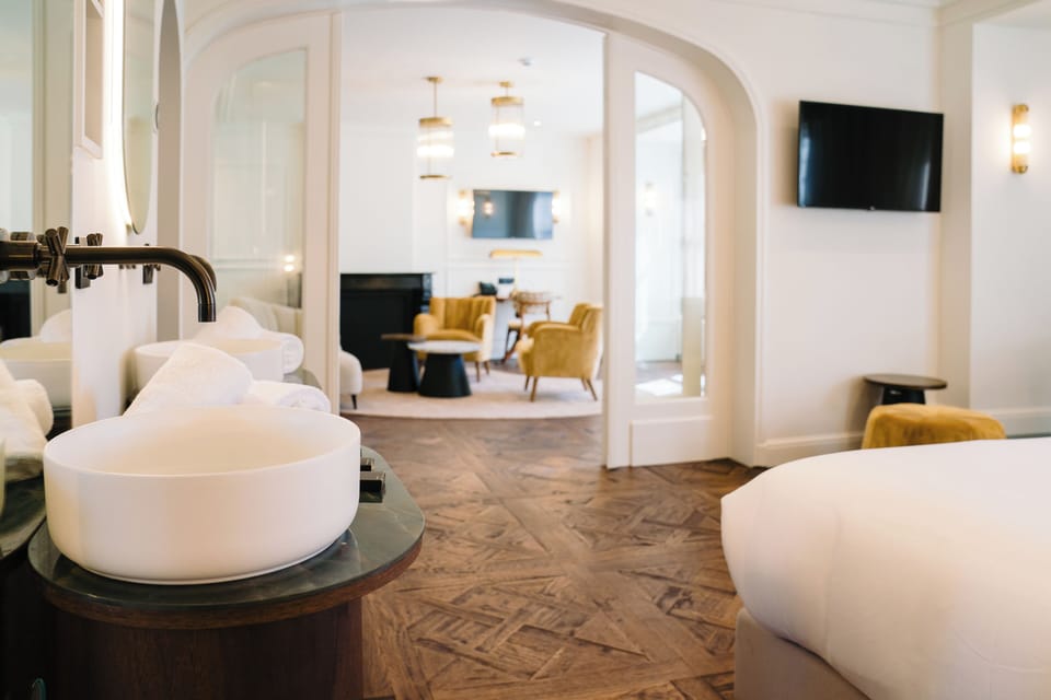 Luxury Suite | Hypo-allergenic bedding, in-room safe, desk, blackout drapes