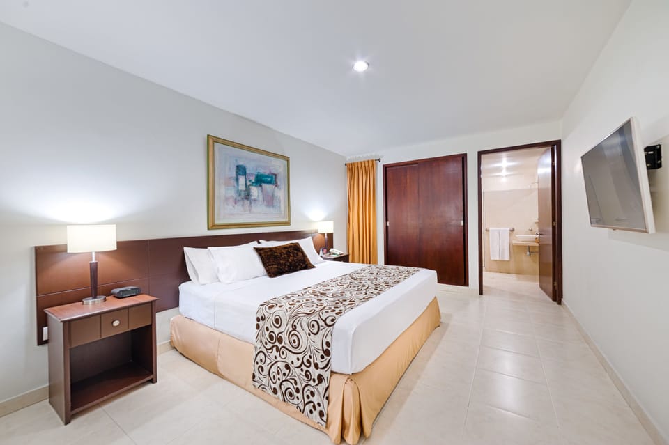 Executive Room, 1 Double Bed | Premium bedding, minibar, in-room safe, individually decorated