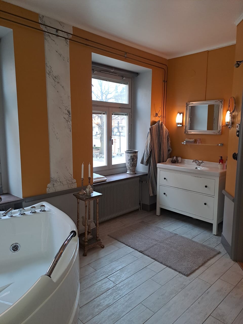 Honeymoon Suite | WiFi (free), individually decorated, individually furnished, bed sheets
