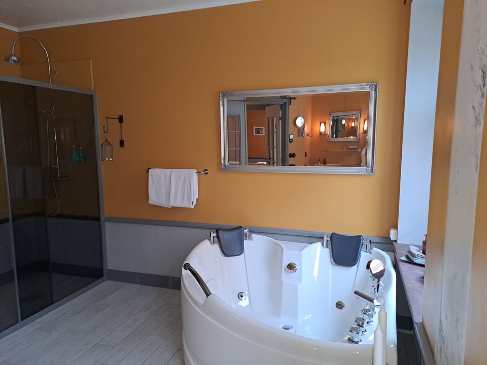 Honeymoon Suite | Jetted tub