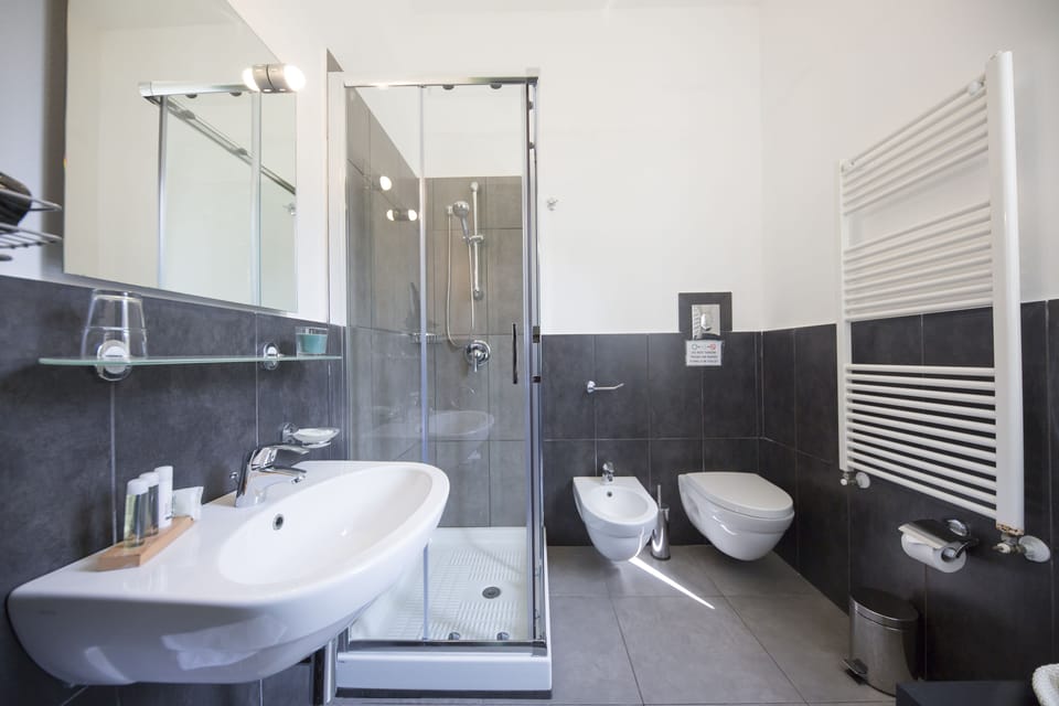Double Room with private external bathroom | Bathroom | Shower, rainfall showerhead, free toiletries, hair dryer