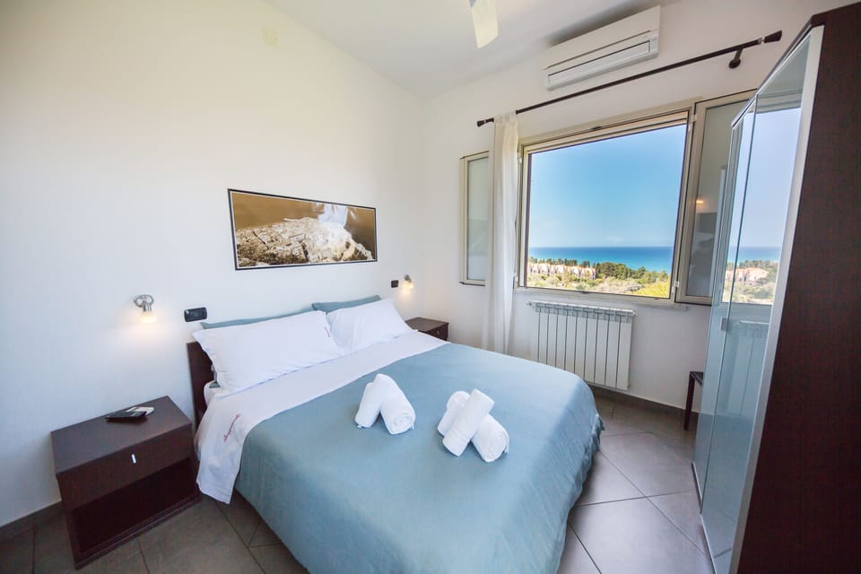 Double Room with private external bathroom | Hypo-allergenic bedding, down comforters, memory foam beds, in-room safe