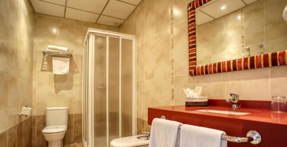Deep soaking tub, hair dryer, bidet, towels