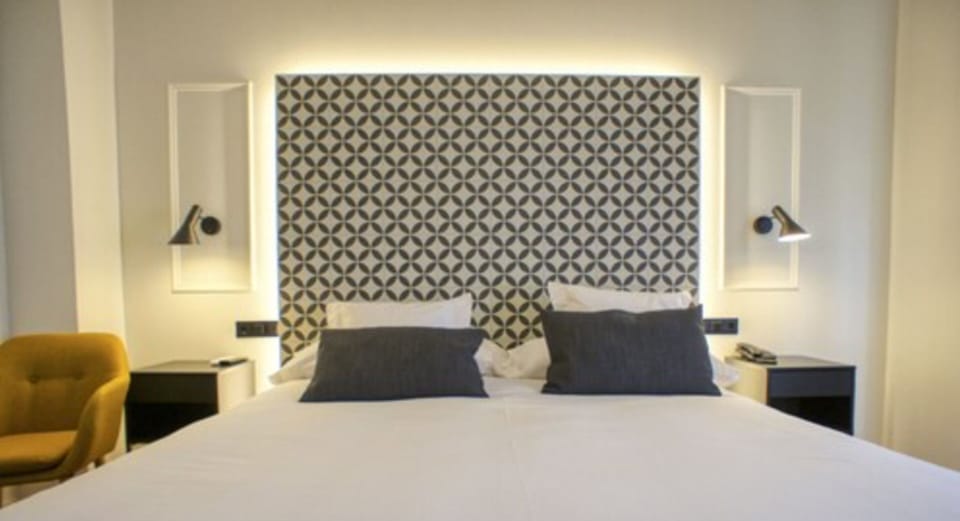 Deluxe Double Room | Desk, WiFi (free), bed sheets