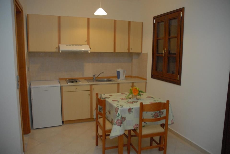 Fridge, stovetop, coffee/tea maker, electric kettle