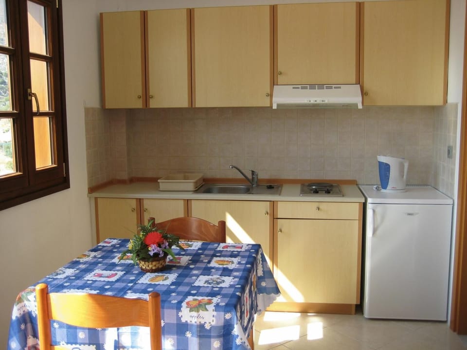 Fridge, stovetop, coffee/tea maker, electric kettle