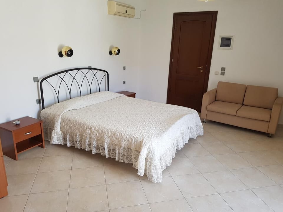 Pillowtop beds, in-room safe, desk, soundproofing