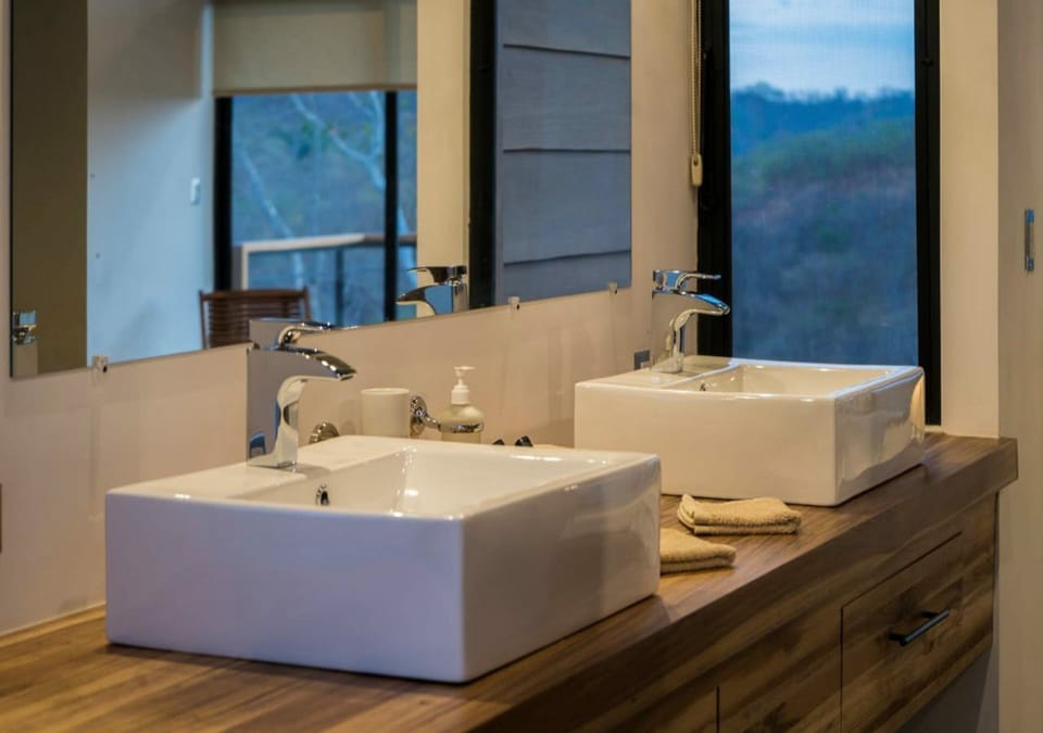 Deluxe Studio Suite, 1 King Bed, Valley View | Bathroom | Shower, rainfall showerhead, eco-friendly toiletries, towels