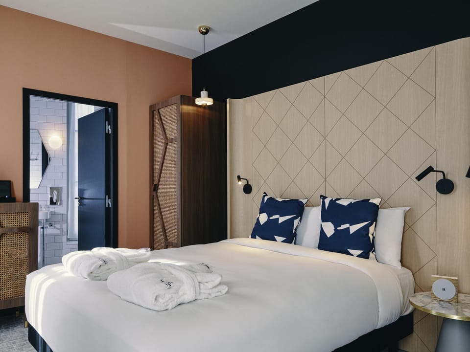 Privilege, Room, 1 Double Bed | Minibar, in-room safe, desk, blackout drapes