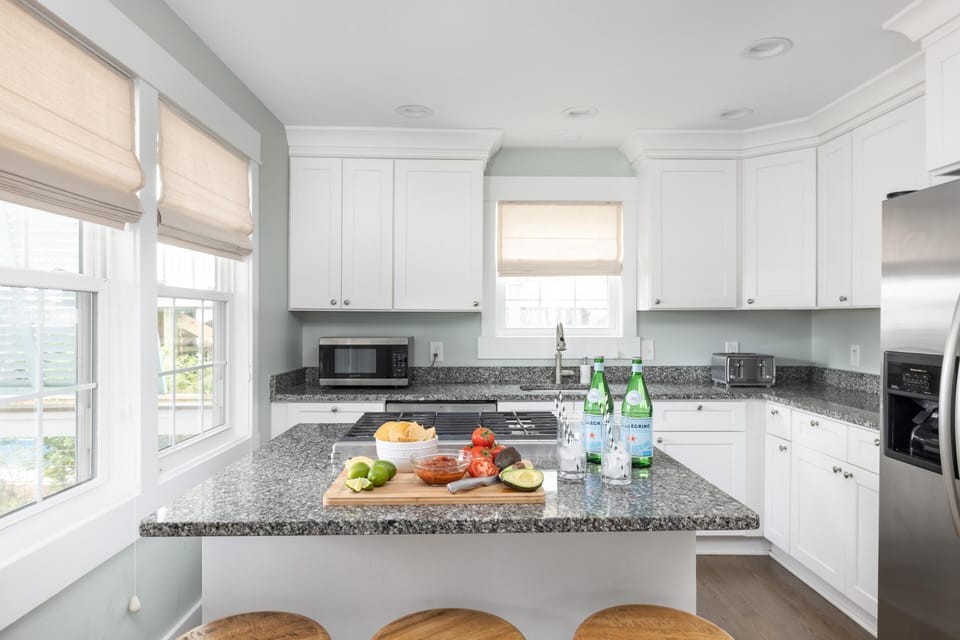 Kitchen with eat-in bar
