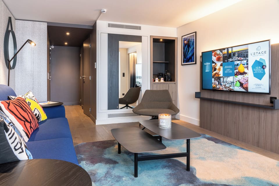 Executive Suite, 1 King Bed with Sofa bed, Non Smoking, Sea View | Living area | Flat-screen TV