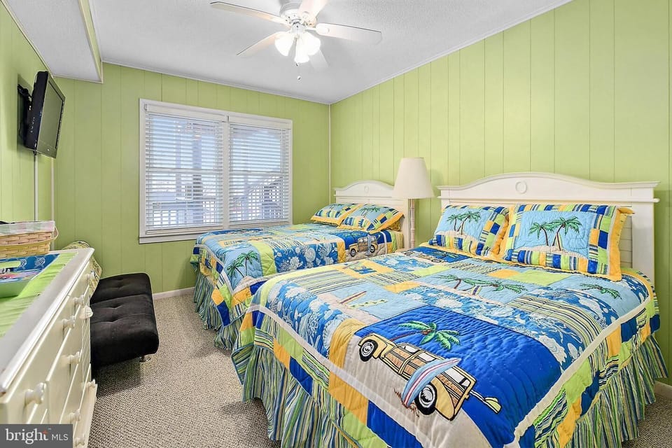 Canal view with 2 queens/futon in guest bedroom