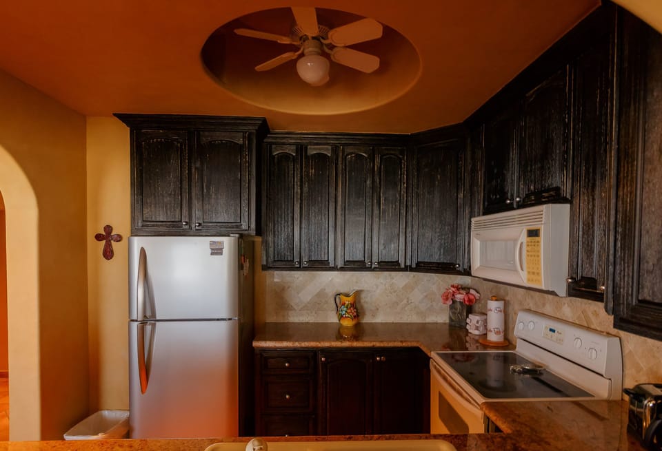 Condo, 2 Bedrooms | Private kitchen | Fridge, microwave, oven, stovetop