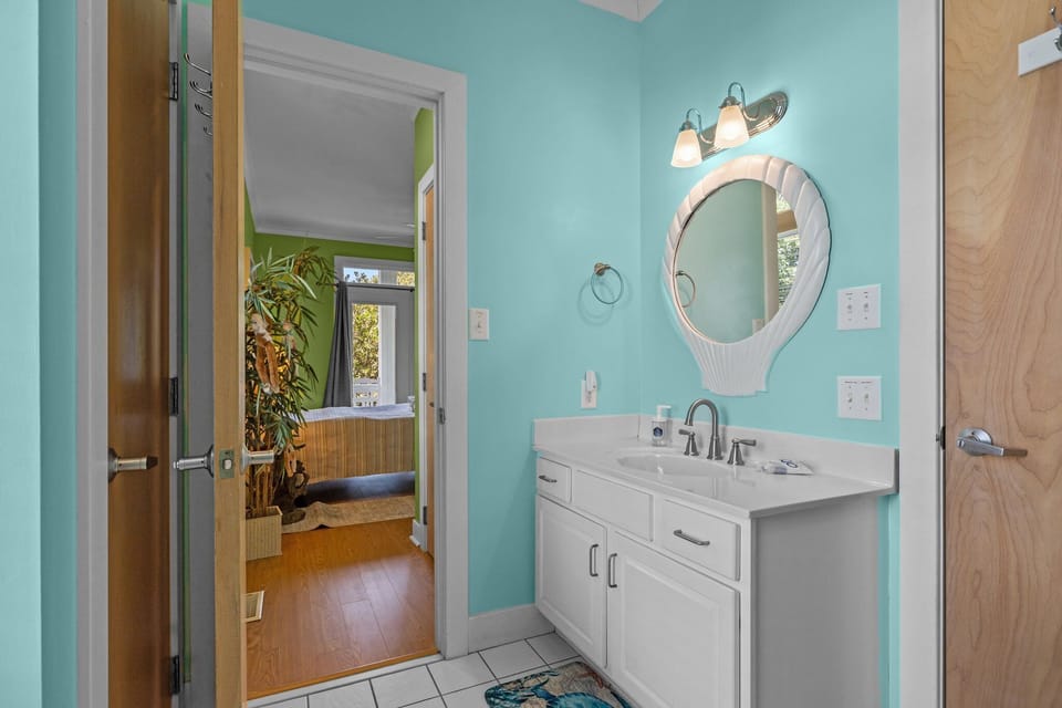 Mid-Floor Hall Bathroom
