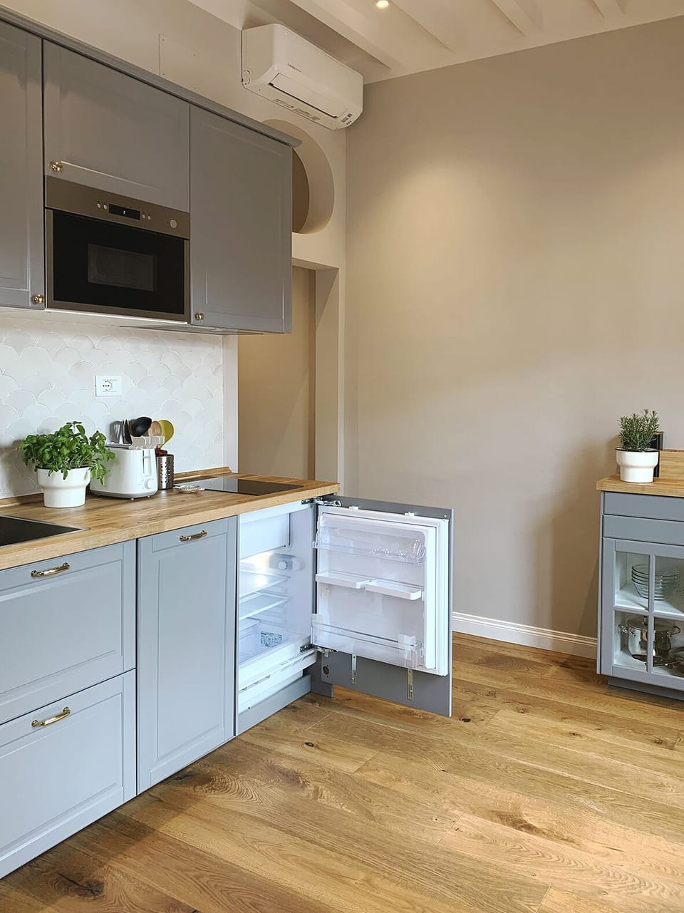 Kitchen, fridge-freezer, induction stove, toaster, dishwasher, microwave