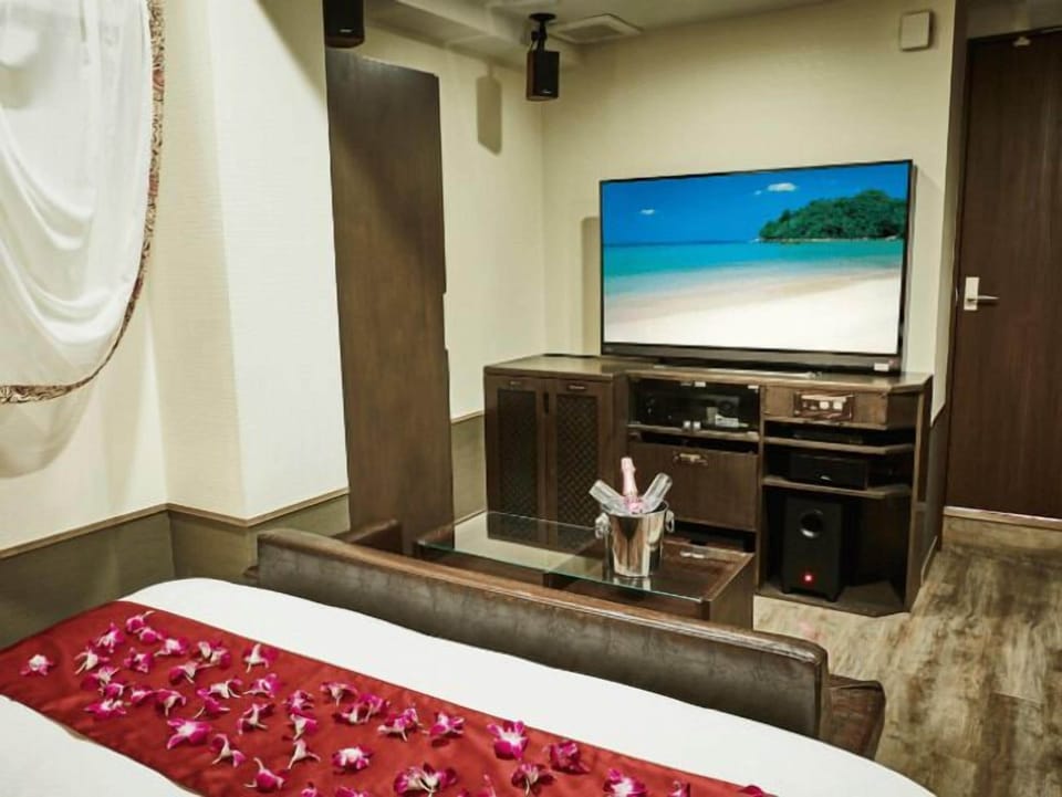 Royal Room, Non Smoking | Down comforters, desk, laptop workspace, soundproofing