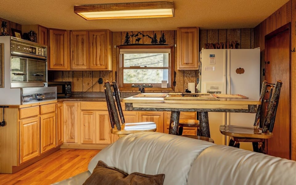The open and well-equipped full kitchen makes meal prep a breeze