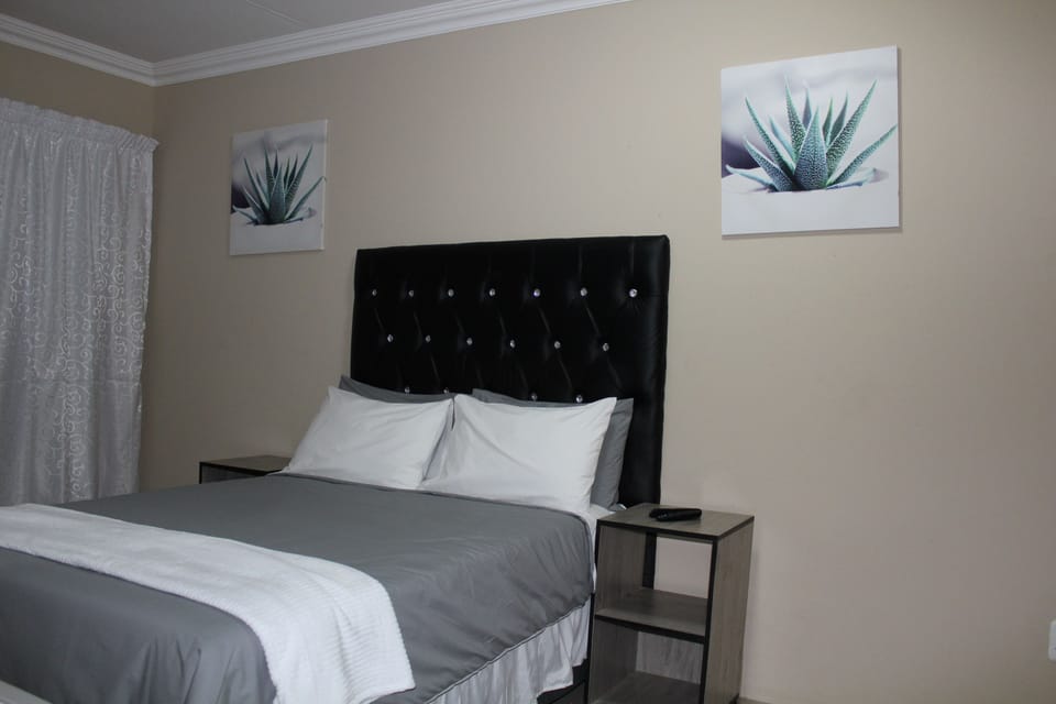 Comfort Room | Minibar, desk, laptop workspace, WiFi (free)