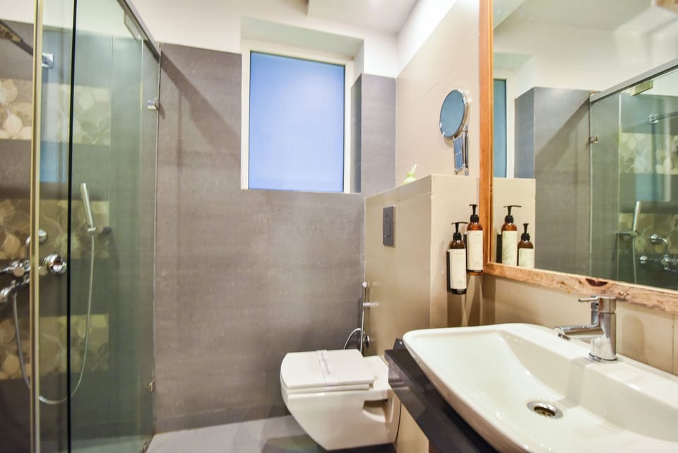 Premium Room | Bathroom | Shower, free toiletries, slippers, bidet