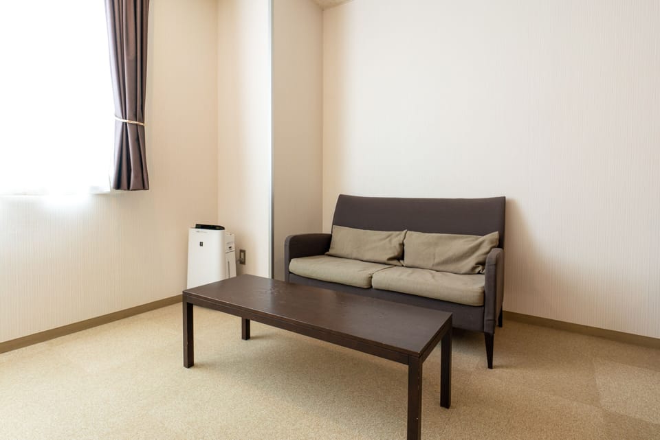 In-room safe, desk, bed sheets