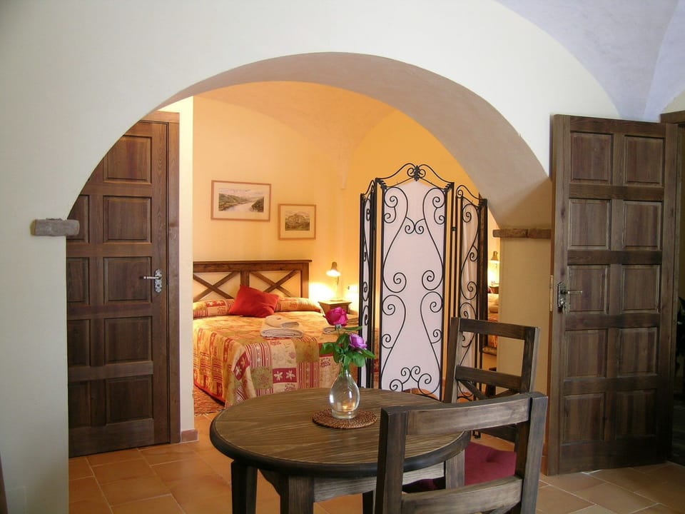 Traditional Studio Suite, 1 Queen Bed | Minibar, desk, laptop workspace, blackout drapes
