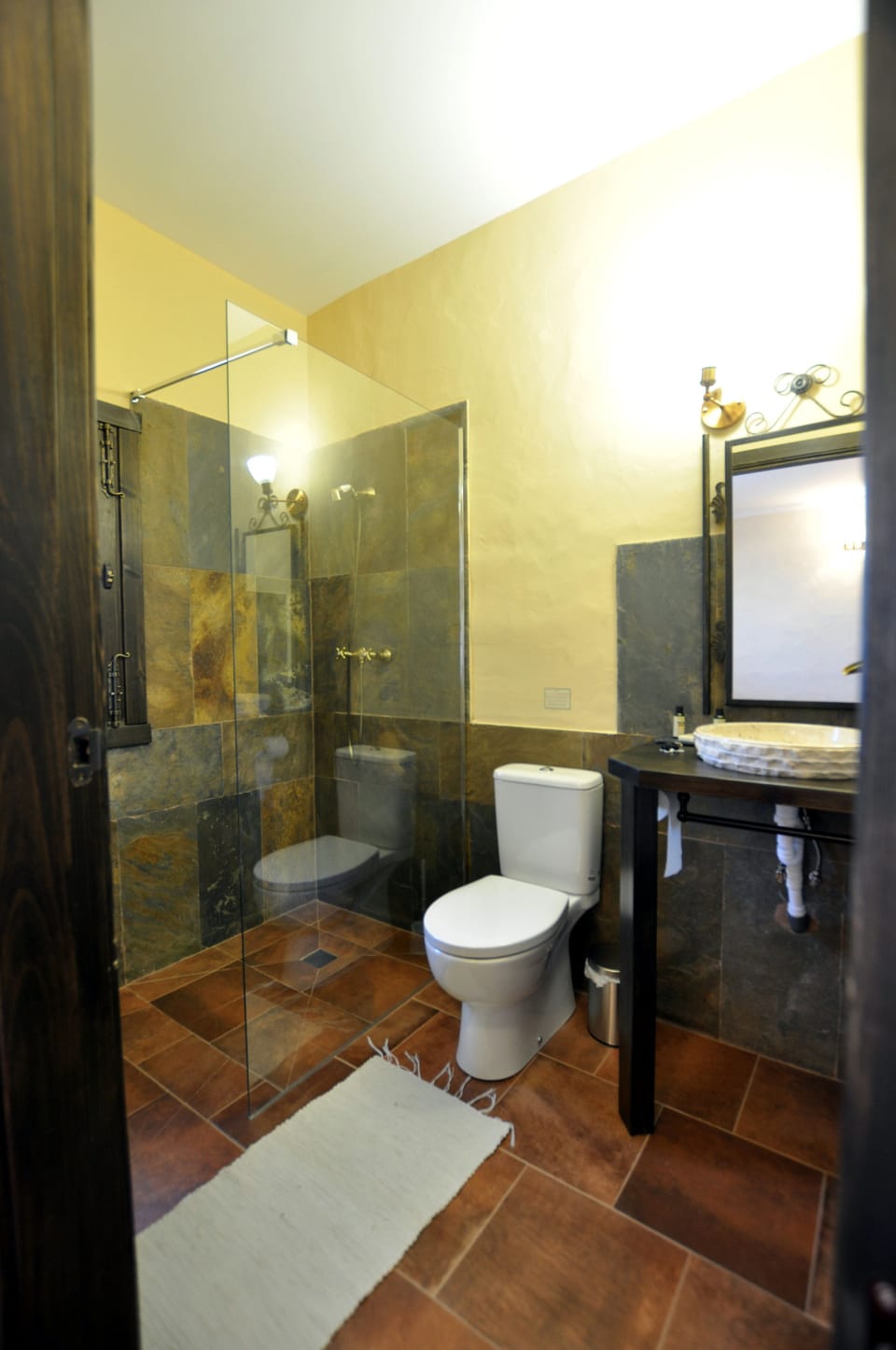 Classic Double or Twin Room, 2 Twin Beds | Bathroom | Shower, free toiletries, hair dryer, bathrobes