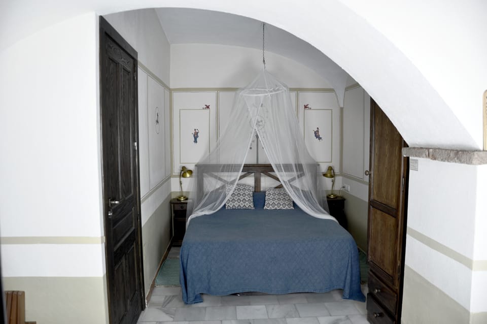 Traditional Studio Suite, 1 Queen Bed | Minibar, desk, laptop workspace, blackout drapes
