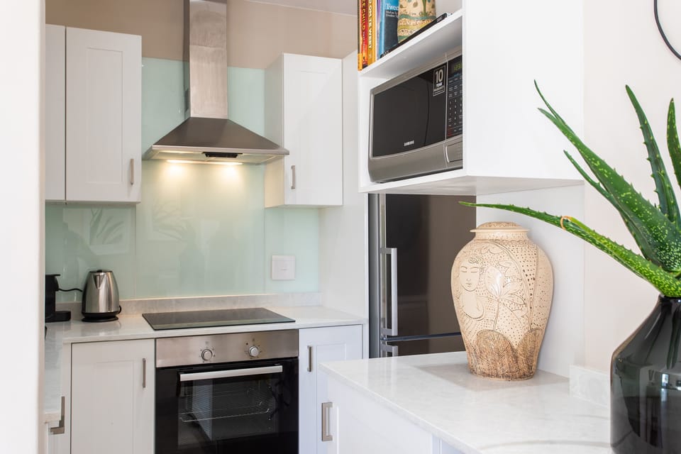 Full-size fridge, microwave, oven, stovetop